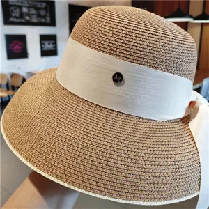 Chapeau de paille vintage chic pour femme avec ruban nœud en satin blanc et logo métal M.