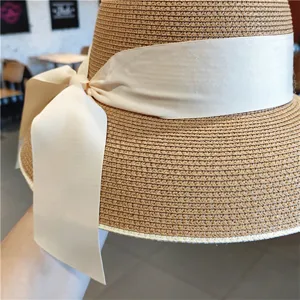 Vue détaillée d'un chapeau de paille rétro français pour femme avec un nœud en satin.