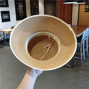 Vue détaillée de l'intérieur d'un chapeau de paille vintage avec un ruban élégant.