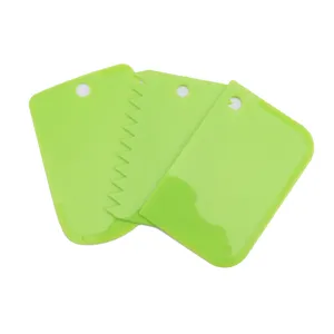 Set de 3 racloirs à pâte en plastique, idéal pour la pâtisserie et le découpage.