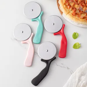 Cortador de pizza de acero inoxidable con mango de plastico, set de 4 colores utiles.
