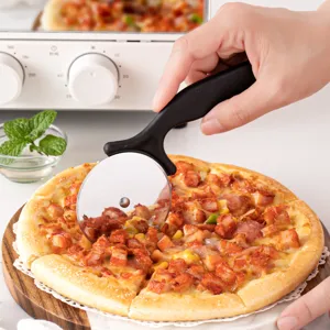 Rueda cortador de pizza de acero inoxidable con mango de plastico para cortar facil.