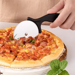 Cortador de pizza de acero inoxidable con mango de plastico para cocina y reposteria.