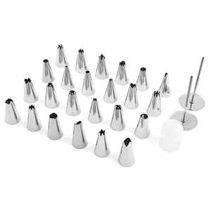 Edelstahl Spritzbeutel Tüllen Set, Detailansicht verschiedener Backwerkzeuge und Düsen.