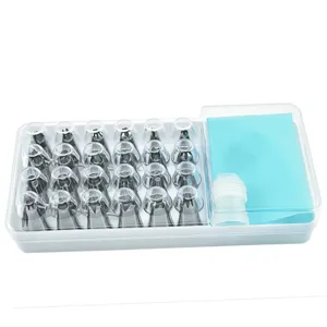 Edelstahl Spritzbeutel Tuellen Set Detail und transparente Aufbewahrungsbox nahaufnahme.
