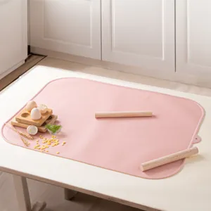 Tappetino per impastare in silicone rosa con mattarello, superficie antiscivolo per la cucina.