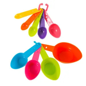 Ensemble de 9 cuillères et tasses à mesurer en plastique coloré pour la cuisine et la pâtisserie.