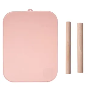 Tappetino per impastare in silicone rosa con due mattarelli di legno set da forno vista principale
