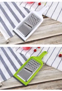 Vista dettagliata della grattugia da cucina multifunzionale con lame in acciaio inossidabile.