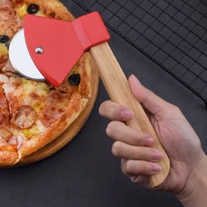 Roulette à Pizza en Acier Inoxydable Forme de Hache Roue à Pizza Avec Manche en Bois Cuisine Cuisson Gadget Outil de Découpe