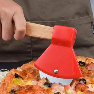 Gros plan sur roulette coupe-pizza hache en bois coupant une pizza fraîche, détail outil.