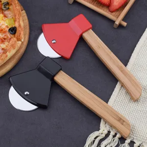 Coupe-pizza créatif en forme de hache avec manche en bois et lame en acier inoxydable.