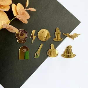 Goldene Acryl Halloween Anhänger Set, Kürbis Fledermaus und Hexenhut Teile für Party.