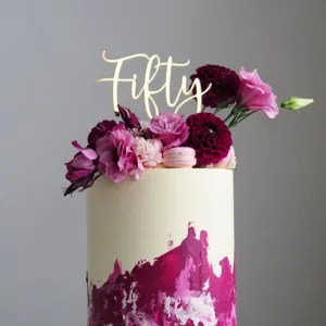 Bonito adorno topper de torta Fifty de acrilico dorado para decoracion de fiesta 50 anos.