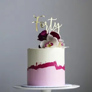 Cake topper Forty de acrílico dorado con flores frescas, ideal para decoración de fiesta de 40 años.