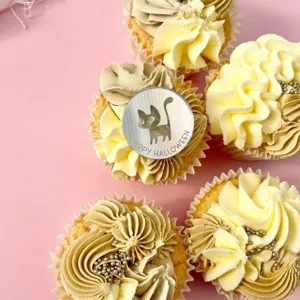 Halloween Cupcake Dekorationen mit niedlichem Katzen Topper und feiner Creme fur Partys.