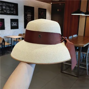 Chapeau de paille rétro style Hepburn français avec ruban en satin marron et logo M.