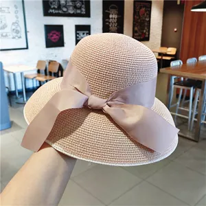 Chapeau de paille style Hepburn rétro français avec élégant ruban en satin pour femmes.