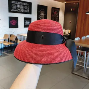 Chapeau de paille rouge style rétro français avec nœud ruban noir et logo M en métal pour femme.