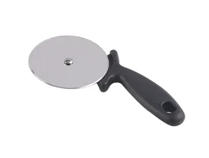 Edelstahl Pizzaschneider Detailansicht, scharfe Klinge mit ergonomischem schwarzem Griff.