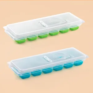 Vista dettagliata del vassoio per cubetti di ghiaccio in silicone a 12 scomparti con coperchio.