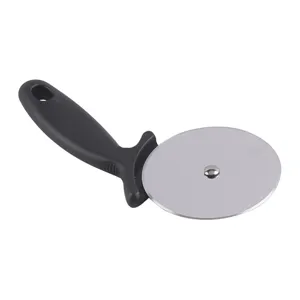 Edelstahl Pizzaschneider Rad mit ergonomischem schwarzem Griff zum einfachen Schneiden.