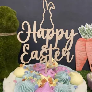 Holz Osterhase Kuchendepper Detail, Happy Easter Laserschnitt Schild fuer feine Dessertdekoration.