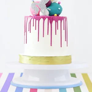 Alzata girevole per torte in plastica bianca da cucina, supporto rotante per decorare.