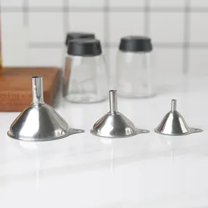 Ensemble de trois entonnoirs en acier inoxydable pour la cuisine, petits entonnoirs.
