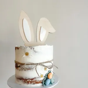 Osterhase Kuchendekoration aus Holz und Acryl mit Hasenohren fur die Osterfeier