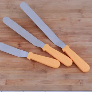 Stainless steel cake spatula set with plastic handle for baking smoothing cream decoration.