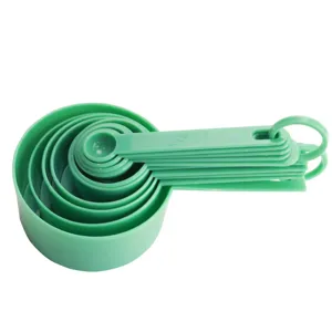 Grünes Messlöffel- und Messbecher-Set aus Kunststoff, praktische Backhelfer mit Skalierung.