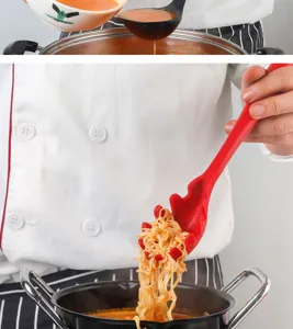 Rote Silikon Nudelöffel Detailansicht, Küchenhelfer zum Kochen, hitzebeständiges Kochbesteck.
