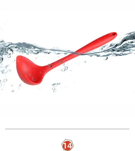 Detailansicht einer roten Silikon-Suppenkelle im Wasser, hitzebeständig und langlebig.