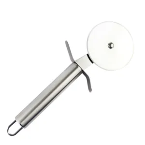 Edelstahl Pizzaschneider Detailansicht mit scharfer 6.5cm Klinge und ergonomischem Griff.