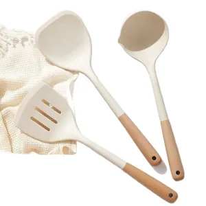 Set di utensili da cucina in silicone con manici in legno, resistenti al calore per pentole.