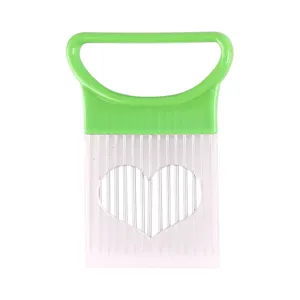 Détail du coupe-oignon en acier inoxydable montrant les pointes et la forme de cœur.