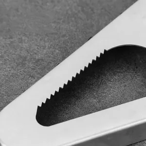 Apribottiglie multifunzione in acciaio inossidabile con bordo dentato per tappi 2,5-4cm.