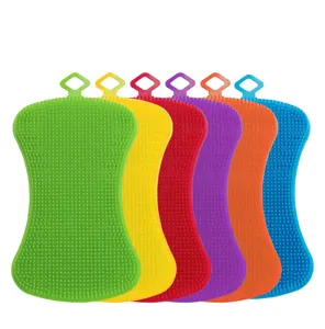 Vista dettagliata di spazzole per piatti in silicone colorate, tamponi cucina pulita.