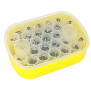 Vista di dettaglio delle bocchette in acciaio inox, set di accessori per decorazione.