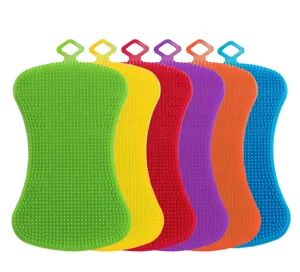Primo piano di spugne per piatti in silicone colorate con setole dense e foro per appendere.