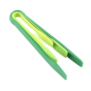 Vue détail de pince alimentaire en plastique, pince de cuisine verte pour pain et légumes.
