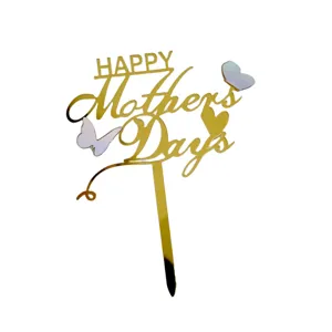 Gouden acryl Gelukkige Moederdag taarttopper met iriserende vlinders voor feestdecoratie.
