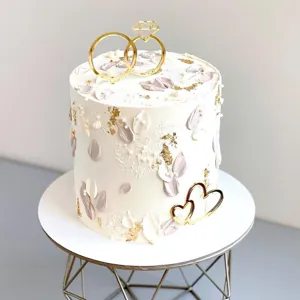 Topper per torta in acrilico dorato con anello e cuore per feste di fidanzamento dettaglio