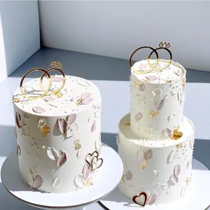 Vista dettagliata dei topper per torta in acrilico dorato ad anello per festa di fidanzamento.