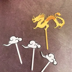 Ensemble de topper de gateau dragon avec dragon acrylique dore et nuages pour le Nouvel An.