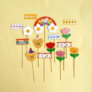 Süßes Papier Kuchen Topper Set mit süßen Bären, Blumen und bunten Geburtstagsparty Flaggen.