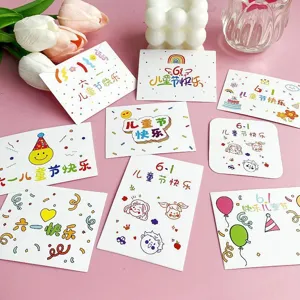 Dettagli dei topper per cupcake in carta per la festa dei bambini e biglietti.