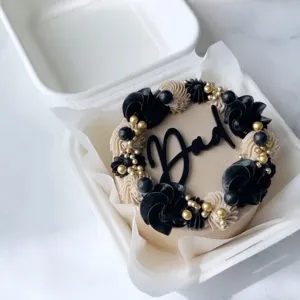 Vatertag Bento Kuchen Dekoration mit schwarzem Acryl Dad Topper und goldenen Perlen.