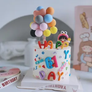 Kindergeburtstag Torte Dekoration bunte weiche Luftballons glücklicher Tag Buchstaben Topper